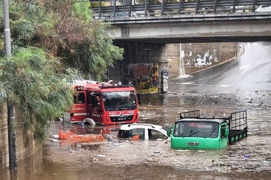 Nubifragio su Reggio Calabria: pioggia, vento, grandine e allagamenti in città | FOTOGALLERY