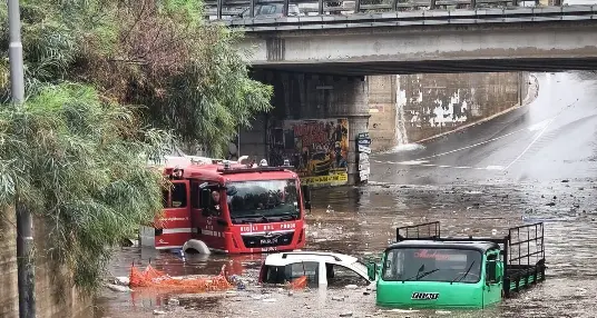 Nubifragio su Reggio Calabria: pioggia, vento, grandine e allagamenti in città | FOTOGALLERY\n