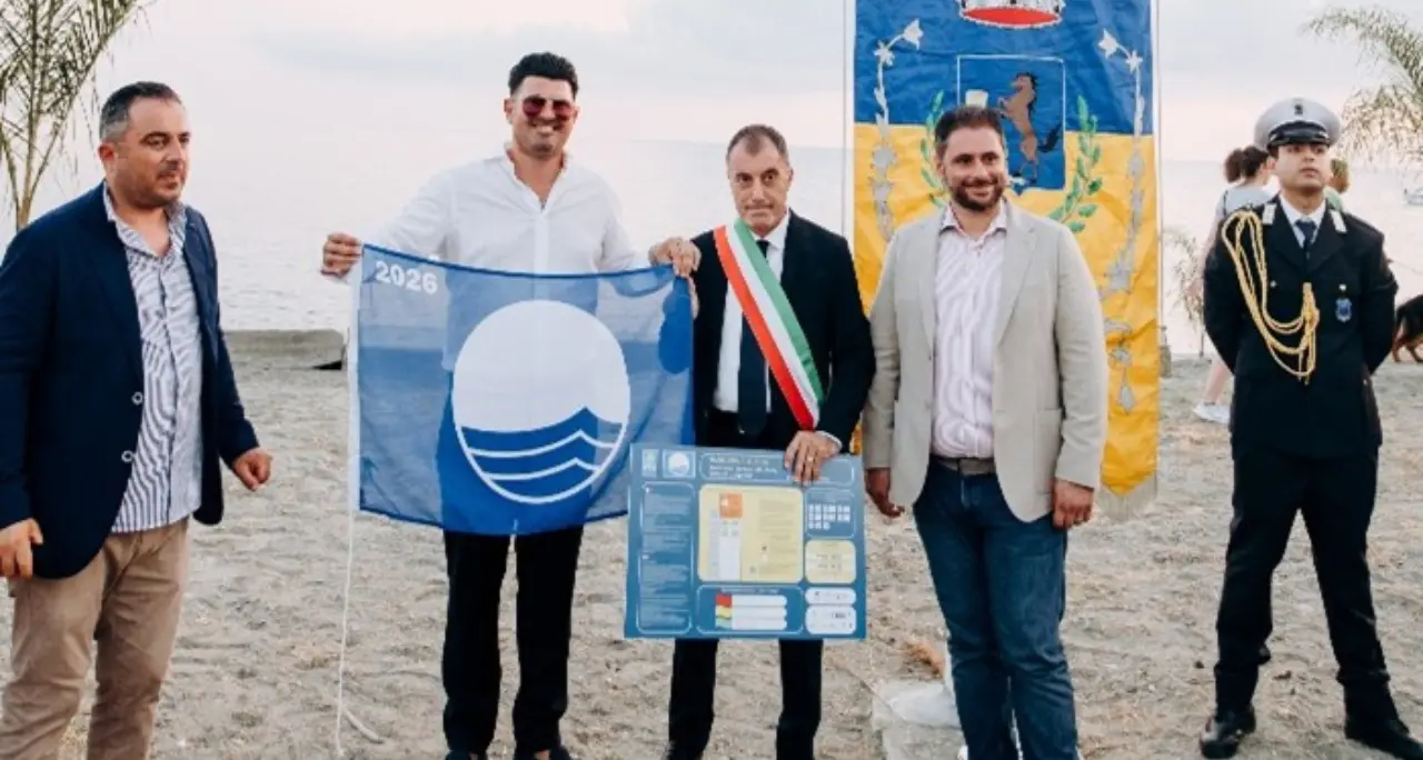 Bandiera Blu a Falerna: il Rivale Beach Club accoglie gli ospiti nella stagione del mare d'eccellenza\n