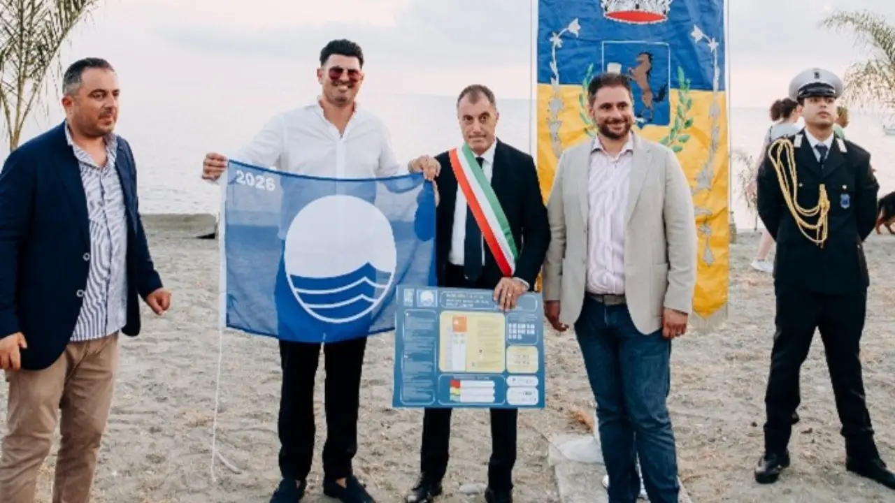 Bandiera Blu a Falerna: il Rivale Beach Club accoglie gli ospiti nella stagione del mare d'eccellenza\n