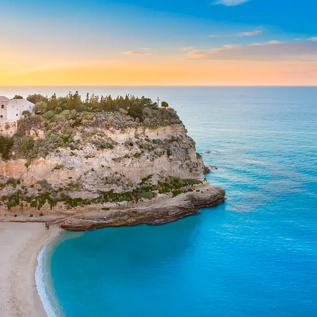 Case al mare, in Calabria prezzi in crescita del 14,9%: Tropea resta la località più cara\n