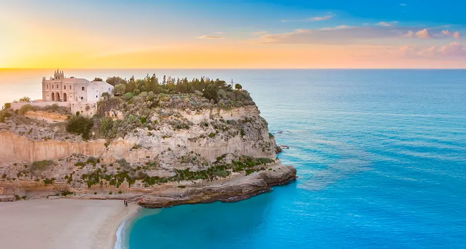 Case al mare, in Calabria prezzi in crescita del 14,9%: Tropea resta la località più cara\n
