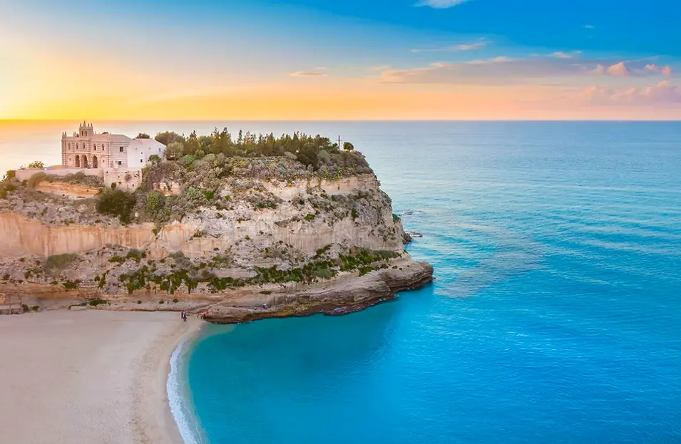 Case al mare, in Calabria prezzi in crescita del 14,9%: Tropea resta la località più cara\n