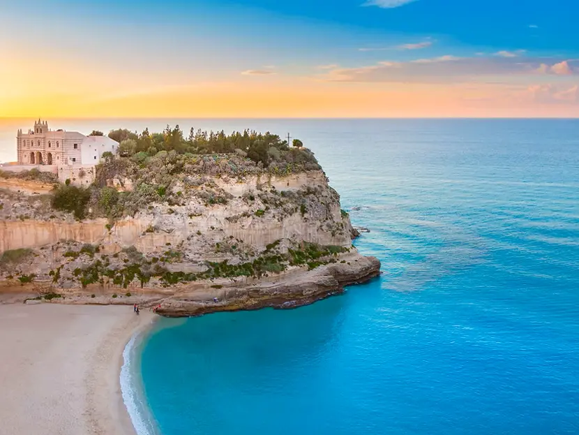 Case al mare, in Calabria prezzi in crescita del 14,9%: Tropea resta la località più cara