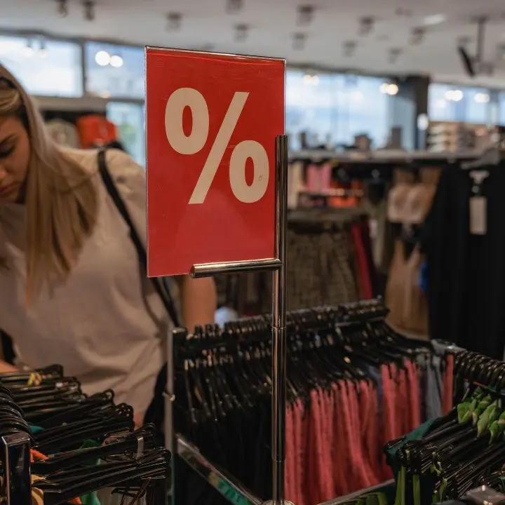 Saldi al via in Calabria: 300mila famiglie pronte agli acquisti, spenderanno fino a 65 milioni. Cosenza in testa