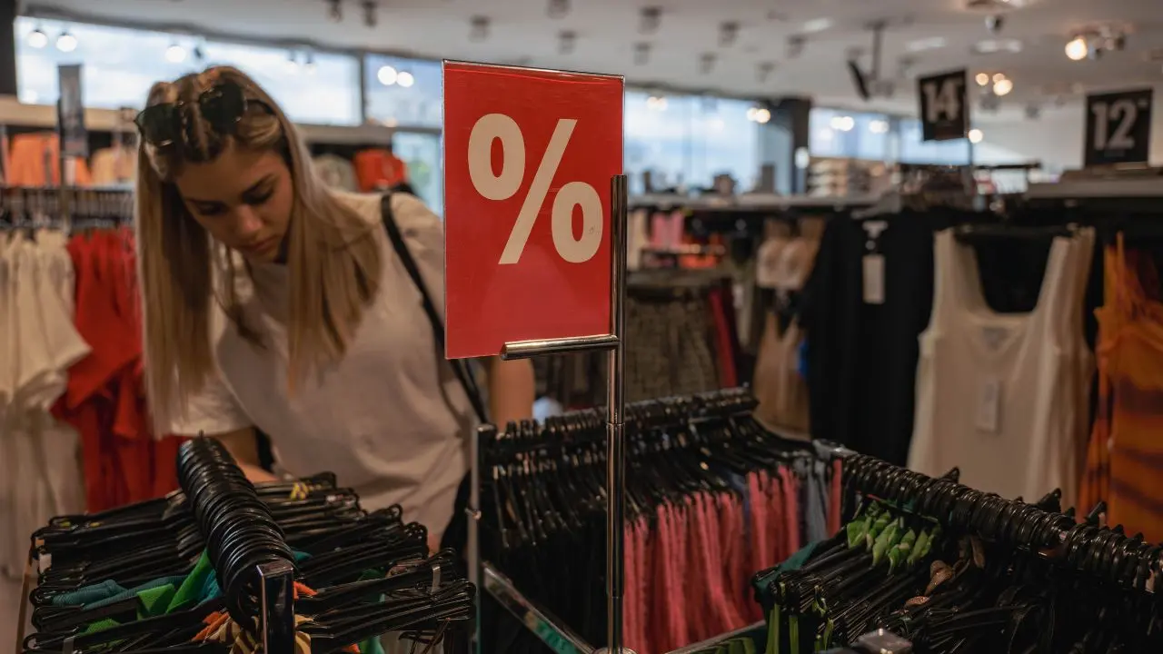 <p><span style=\"color:hsl(0, 75%, 60%);\">Saldi al via</span> in Calabria: 300mila famiglie pronte agli acquisti, spenderanno fino a 65 milioni. Cosenza in testa</p>