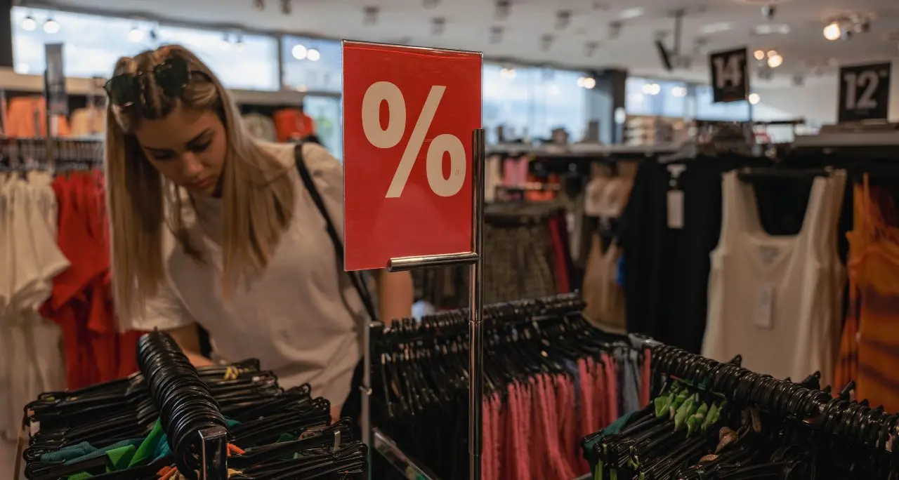 Saldi al via in Calabria: 300mila famiglie pronte agli acquisti, spenderanno fino a 65 milioni. Cosenza in testa