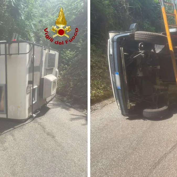 Camper si ribalta sulla strada tra Drapia e Tropea, intervenuti i vigili del fuoco per estrarre i due passeggeri\n
