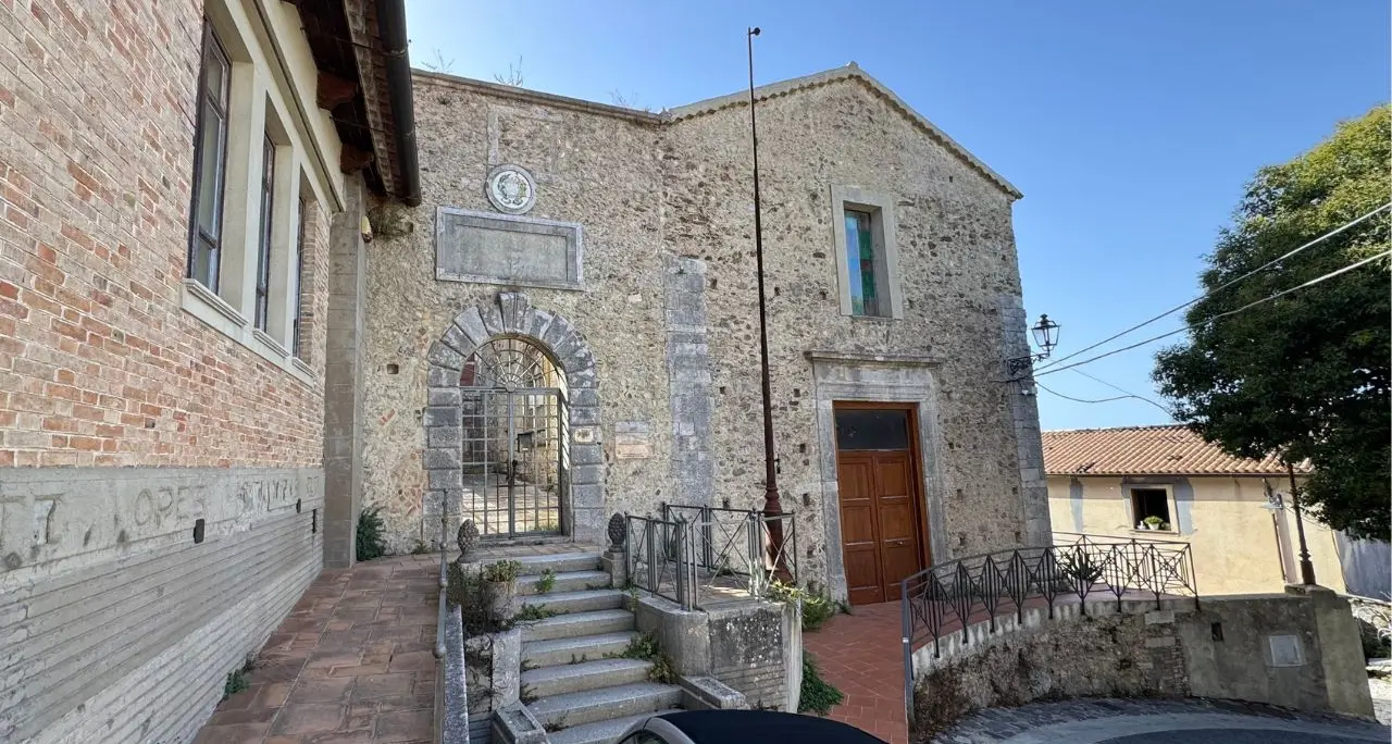 Vibo, la biblioteca comunale si trasferisce (temporaneamente) da via Palach a Palazzo Santa Chiara: riapertura con Catena Fiorello\n