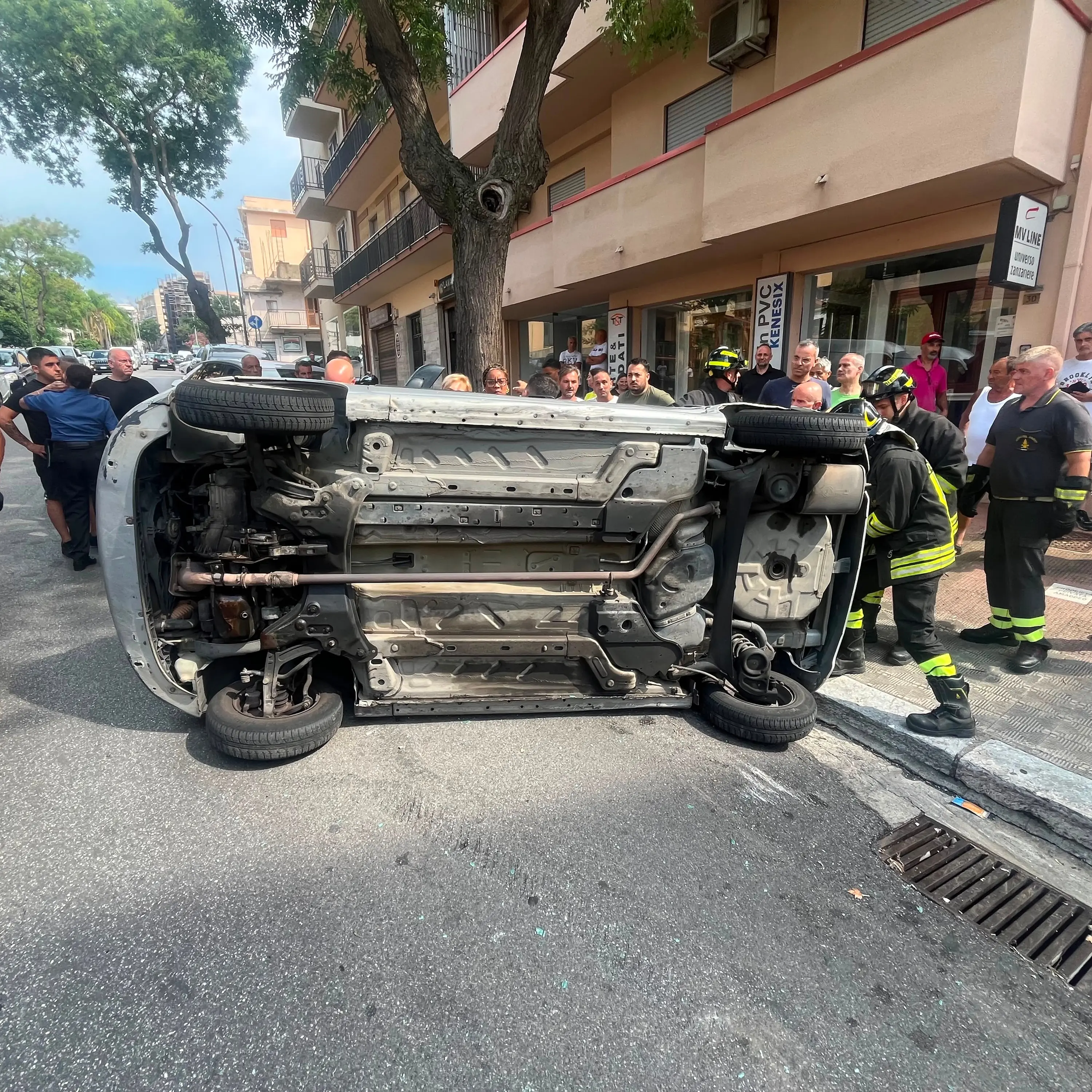 Reggio, auto si ribalta dopo lo scontro tra via Cardinale Portanova e via Torrione\n