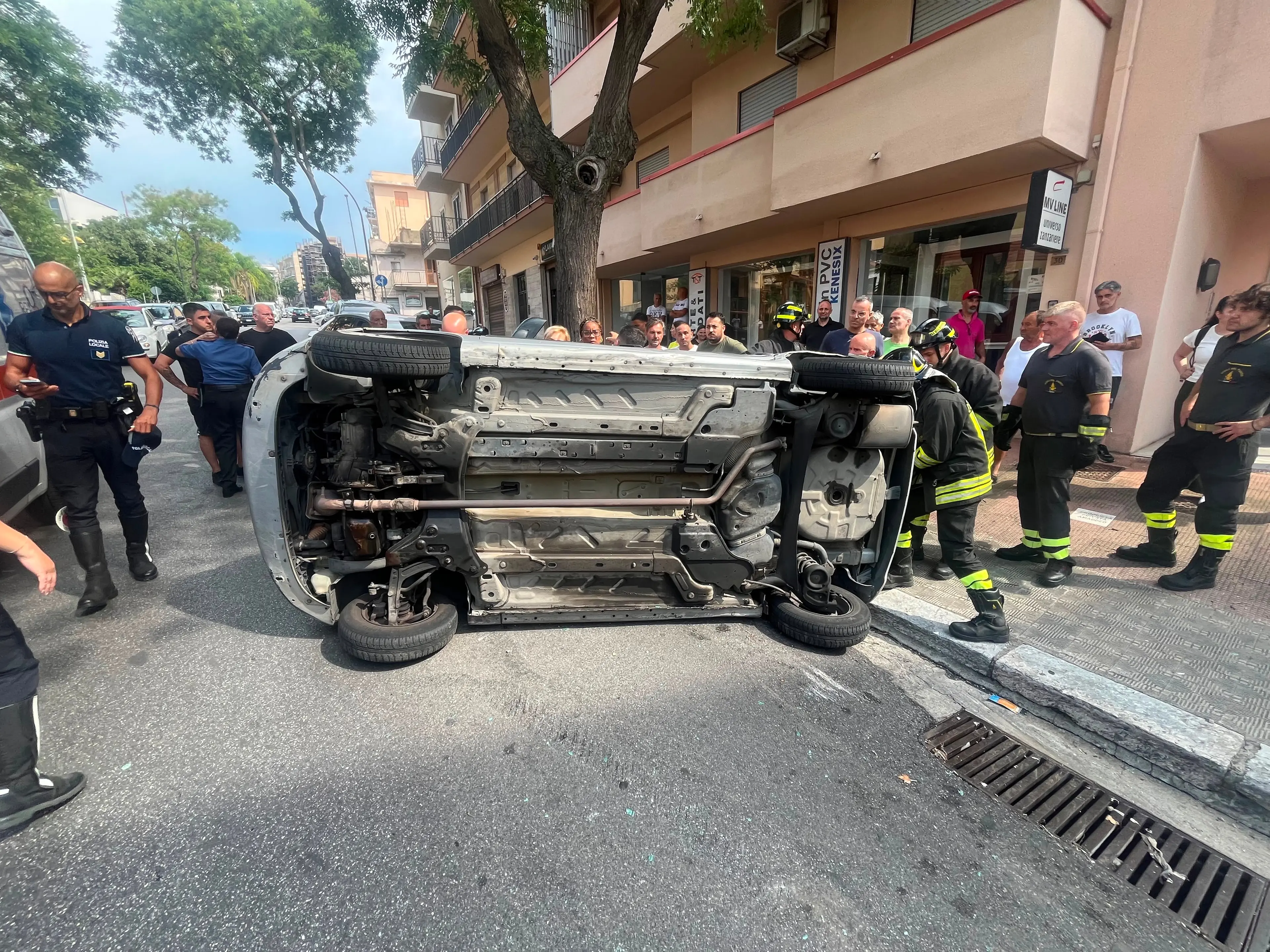 Reggio, auto si ribalta dopo lo scontro tra via Cardinale Portanova e via Torrione\n