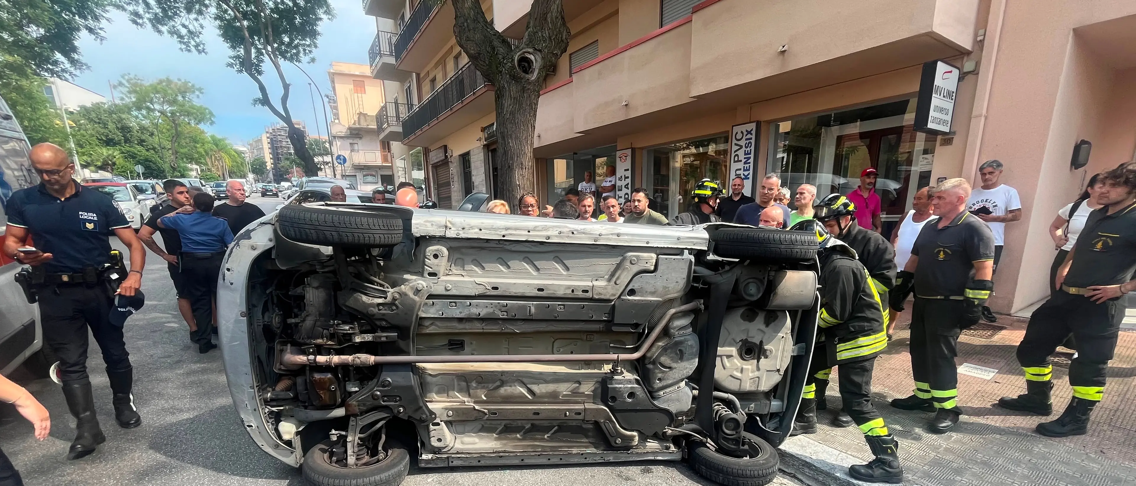 Reggio, auto si ribalta dopo lo scontro tra via Cardinale Portanova e via Torrione\n