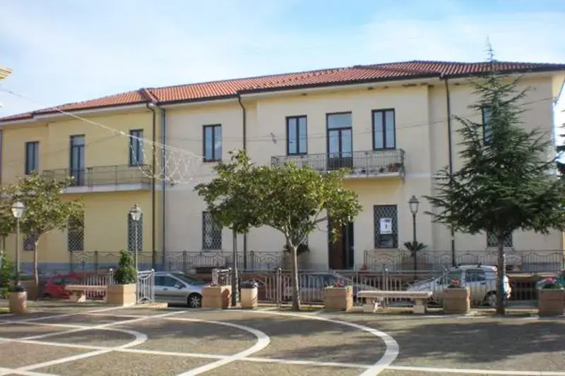 Zambrone, la maggioranza replica sulla rottamazione: «Percorso lineare, l’opposizione chiese l’adesione prima della legge»\n