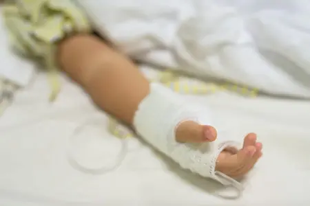 Vibo, bimbo di 3 anni cade da circa tre metri e arriva in gravi condizioni al Pronto soccorso\n