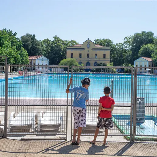 Tragedia a Milano, 28enne muore annegato in piscina durante un bagno notturno con gli amici\n