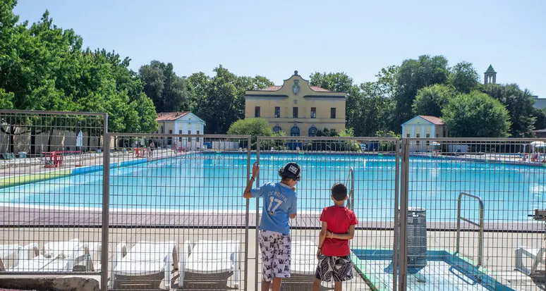 Tragedia a Milano, 28enne muore annegato in piscina durante un bagno notturno con gli amici\n