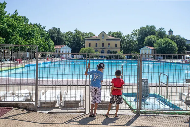 Tragedia a Milano, 28enne muore annegato in piscina durante un bagno notturno con gli amici\n