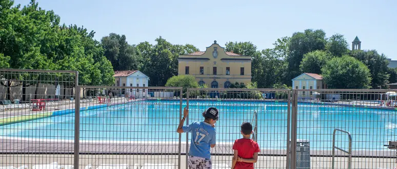 Tragedia a Milano, 28enne muore annegato in piscina durante un bagno notturno con gli amici\n