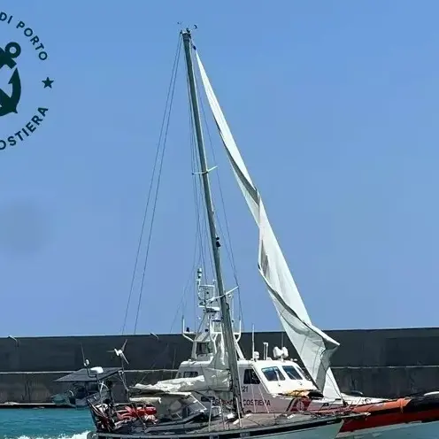 Barca in difficoltà davanti le coste di Crotone: velista soccorso dalla Guardia costiera\n