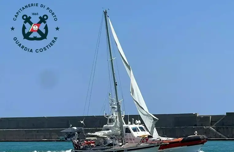 Barca in difficoltà davanti le coste di Crotone: velista soccorso dalla Guardia costiera\n