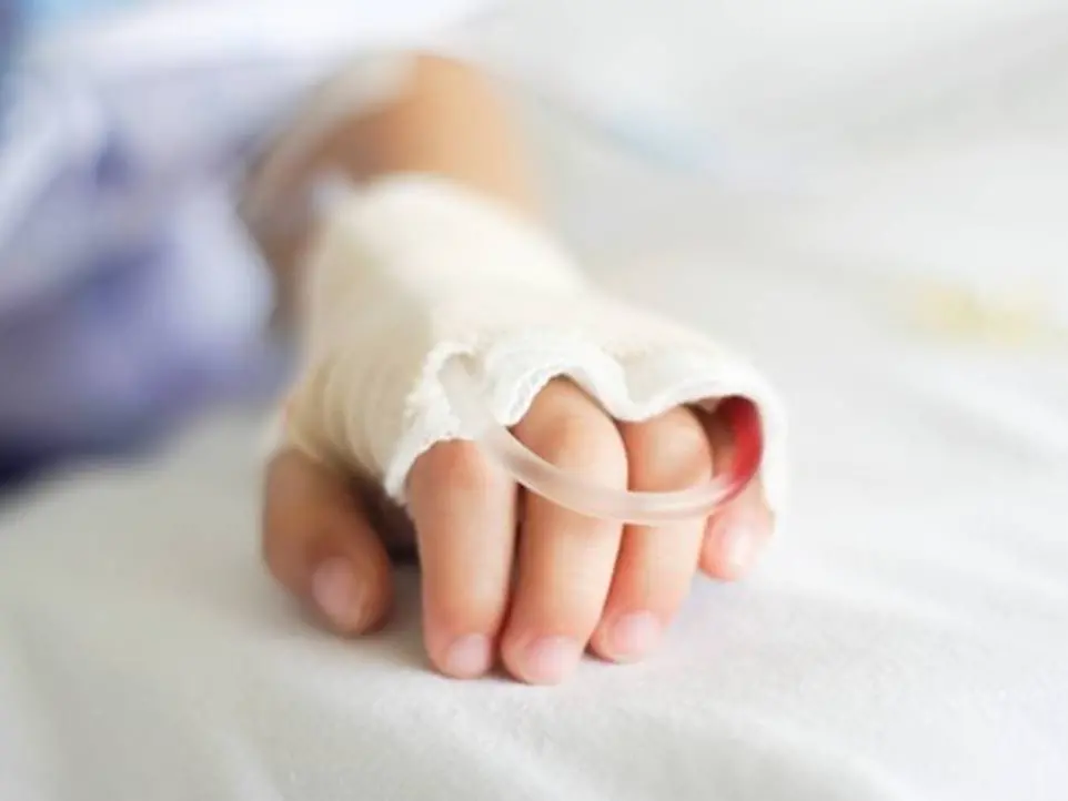Bimbo di 3 anni cade nella tromba delle scale a San Calogero e arriva in gravi condizioni al Pronto soccorso: trasferito a Catanzaro