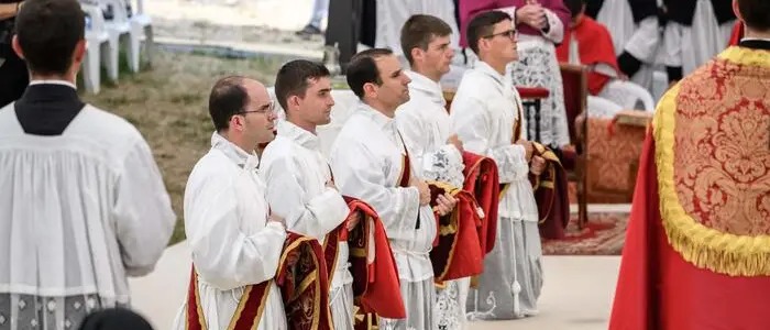 L'ultimo scisma: i lefebvriani lasciano Roma e scoprono Futuro Nazionale. «Veniamo anche noi, sì voi sì...»\n
