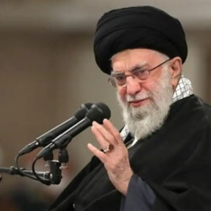 Iran, al via sei giorni di funerali per Ali Khamenei: migliaia di persone a Teheran