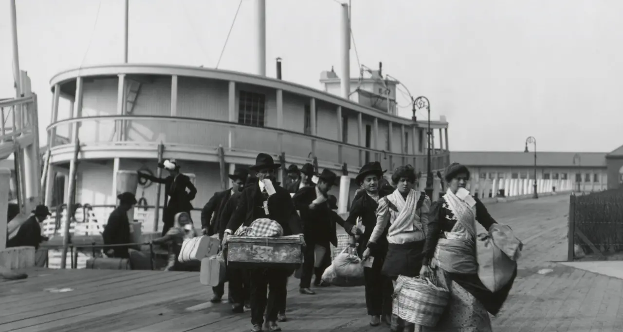 Da Ellis Island ai paesi fantasma della Sila: la storia della Calabria che ha costruito il mondo a patto di perdere sè stessa\n