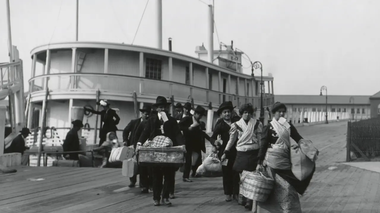 Da Ellis Island ai paesi fantasma della Sila: la storia della Calabria che ha costruito il mondo a patto di perdere sè stessa\n