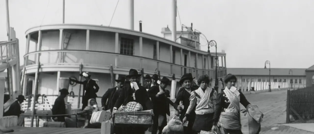 Da Ellis Island ai paesi fantasma della Sila: la storia della Calabria che ha costruito il mondo a patto di perdere sè stessa\n