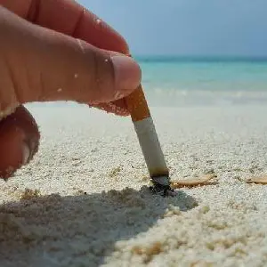 Spiagge smoke free, cresce il numero dei divieti in Italia: anche la Calabria dice stop al fumo\n