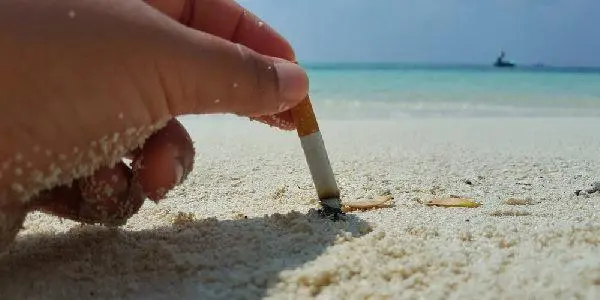 Spiagge smoke free, cresce il numero dei divieti in Italia: anche la Calabria dice stop al fumo\n