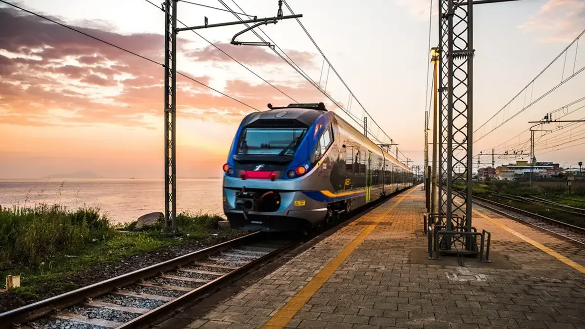 <p>Treni, tornano i collegamenti notturni per Tropea: aggiunte 12 corse<span style=\"color:hsl(0,75%,60%);\"> </span>il venerdì e il sabato</p>