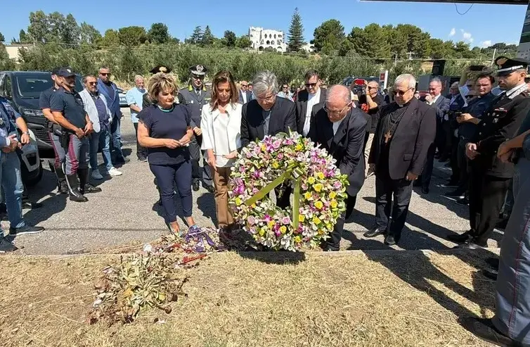 Braccianti uccisi ad Amendolara, deposta una corona di fiori nel luogo della strage\n