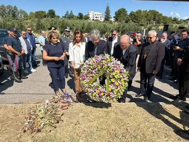 Braccianti uccisi ad Amendolara, deposta una corona di fiori nel luogo della strage