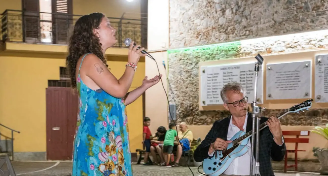 Il bisnonno emigrò da Pizzoni un secolo fa, il famoso jazzista\u00A0Allemana ritrova il paese d'origine sui social e ora sogna di comprarci casa\n