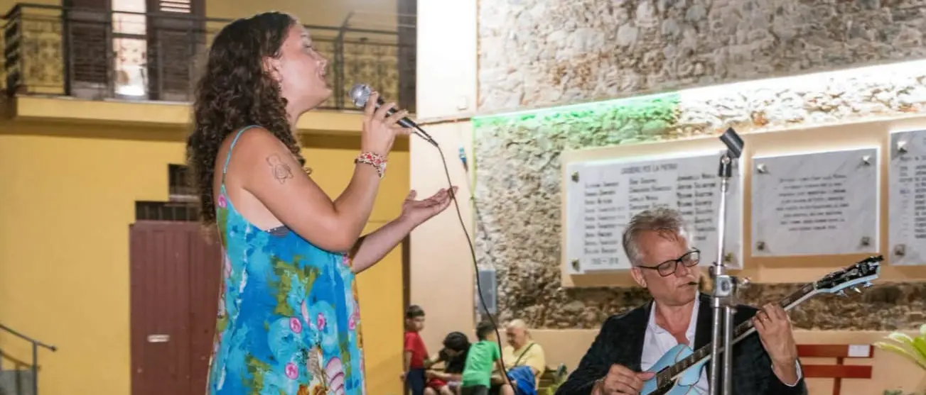 Il bisnonno emigrò da Pizzoni un secolo fa, il famoso jazzista\u00A0Allemana ritrova il paese d'origine sui social e ora sogna di comprarci casa\n
