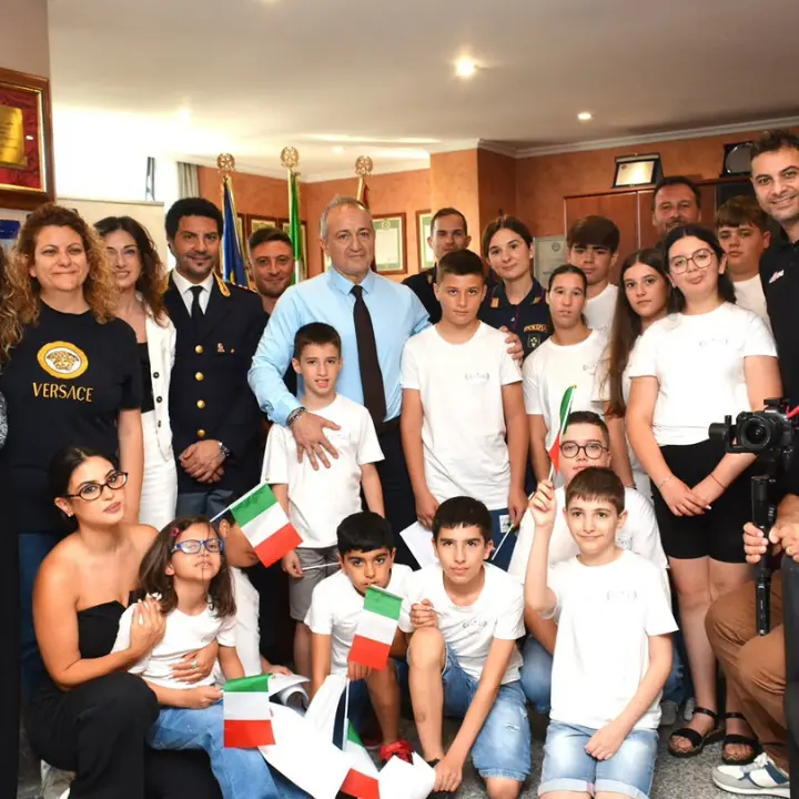 I bambini del Centro Udire di Filogaso in visita alla Questura a Vibo: domande, sorrisi e una lezione di inclusione\n
