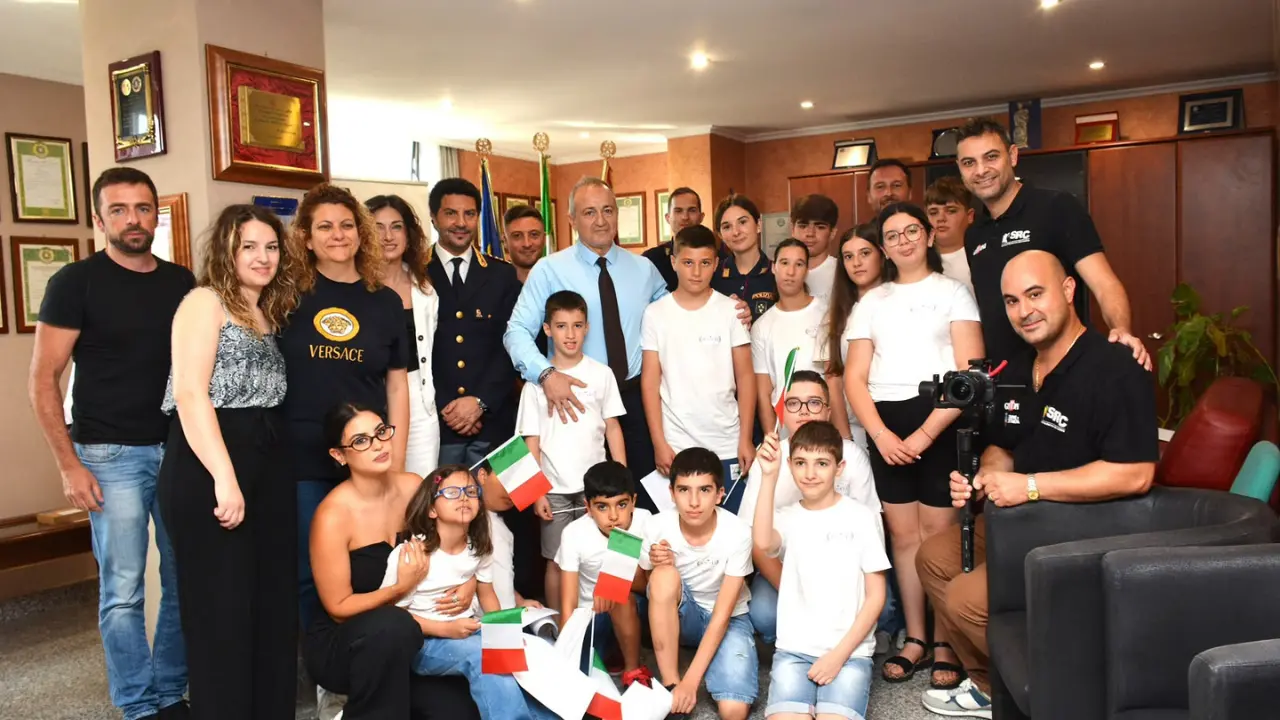 I bambini del Centro Udire di Filogaso in visita alla Questura a Vibo: domande, sorrisi e una lezione di inclusione\n