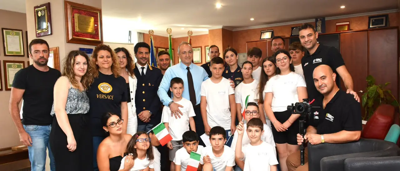 I bambini del Centro Udire di Filogaso in visita alla Questura a Vibo: domande, sorrisi e una lezione di inclusione\n