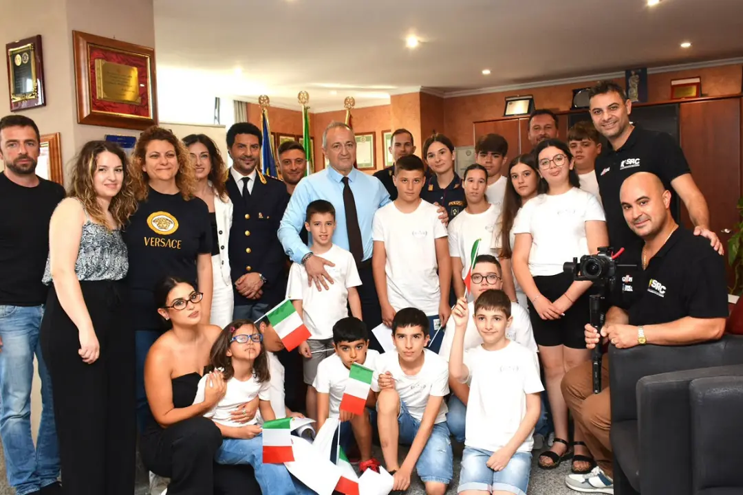 I bambini del Centro Udire di Filogaso in visita alla Questura a Vibo: domande, sorrisi e una lezione di inclusione\n