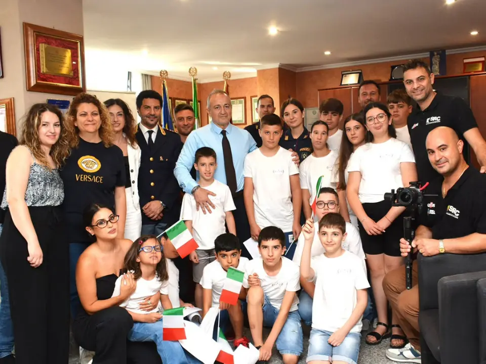 I bambini del Centro Udire di Filogaso in visita alla Questura a Vibo: domande, sorrisi e una lezione di inclusione