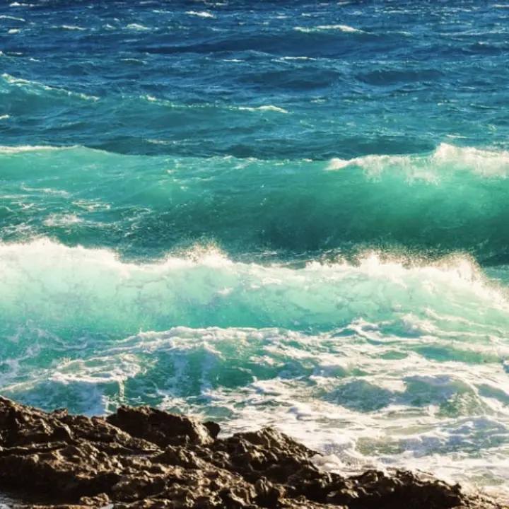 Tragedia in Puglia, salva i figli gemelli dalla furia del mare e ha un malore: morto 54enne\n