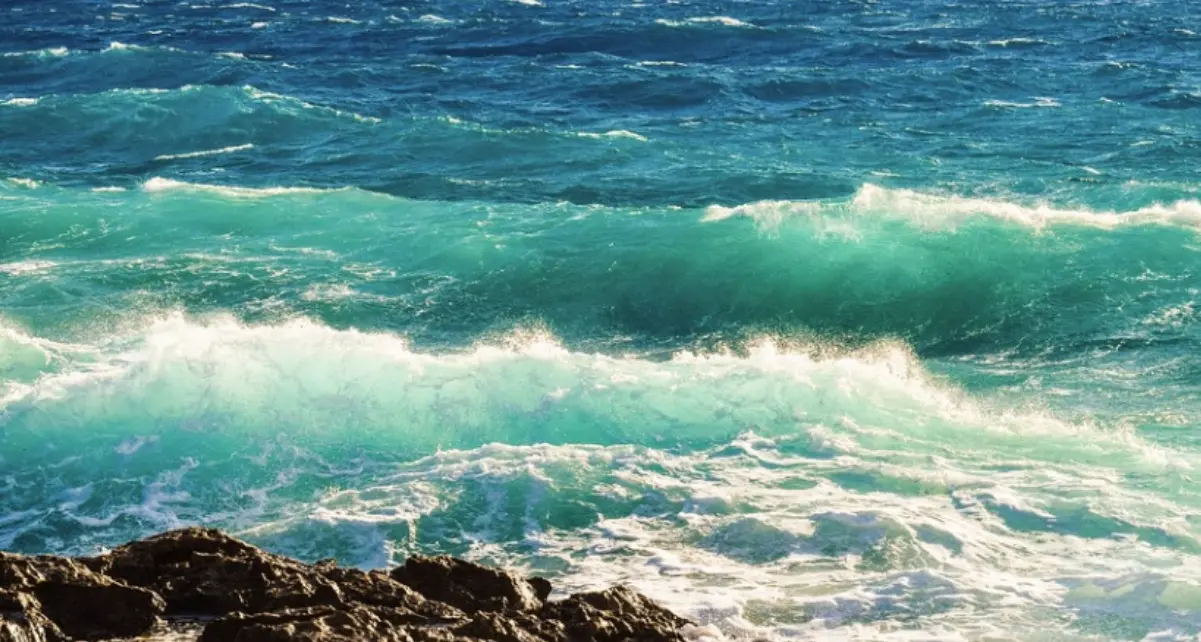 Tragedia in Puglia, salva i figli gemelli dalla furia del mare e ha un malore: morto 54enne\n