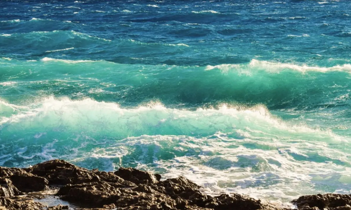 Tragedia in Puglia, salva i figli gemelli dalla furia del mare e ha un malore: morto 54enne\n