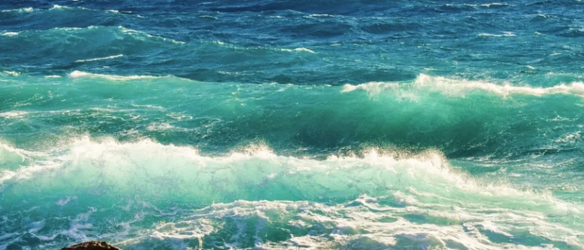 Tragedia in Puglia, salva i figli gemelli dalla furia del mare e ha un malore: morto 54enne\n