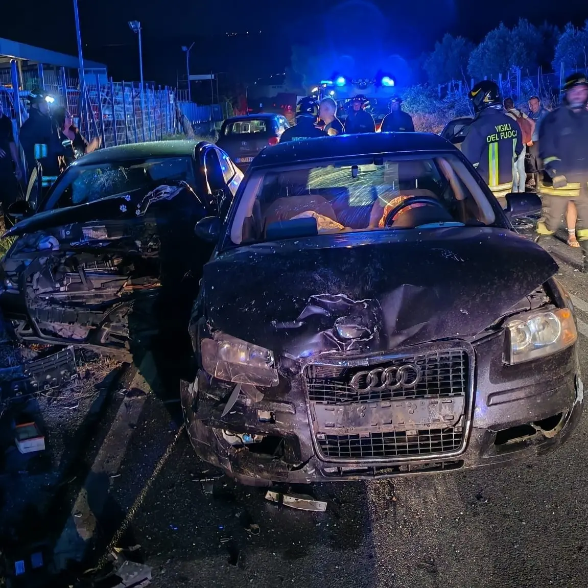 Terribile incidente sulla SS 106: tre macchine coinvolte, cinque feriti estratti dalle lamiere\n