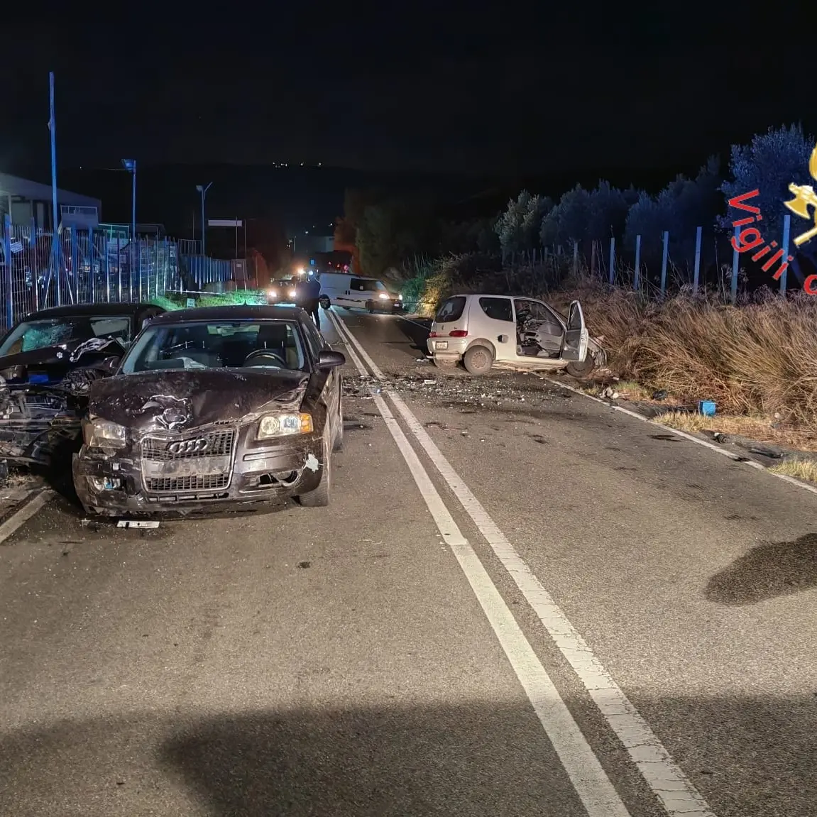Incidente nella notte sulla Statale 106 a Borgia: violento impatto fra 3 auto, ci sono 5 feriti tra cui uno grave\n