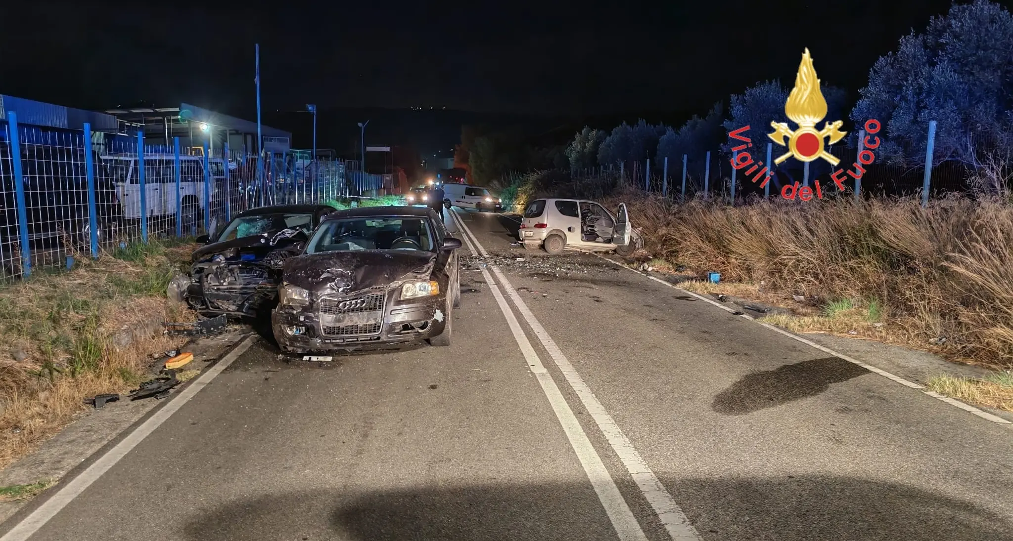 Incidente nella notte sulla Statale 106 a Borgia: violento impatto fra 3 auto, ci sono 5 feriti tra cui uno grave\n