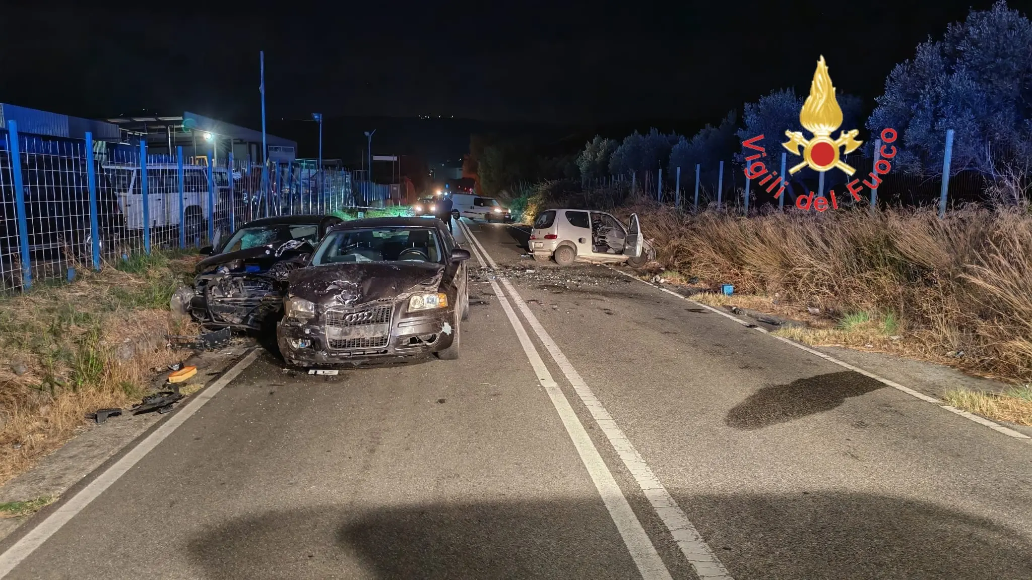 Incidente nella notte sulla Statale 106 a Borgia: violento impatto fra 3 auto, ci sono 5 feriti tra cui uno grave\n